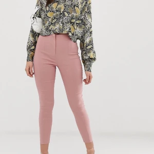 Rosa kostymbyxor från Asos - Använda ca 2 gånger. Storlek 40