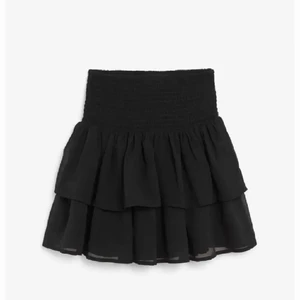 Svart volangkjol - Helt ny svart volangkjol! Mycket trendig och eftertraktad just nu och passar till allt!! Bud är bindande, buda i kommentarerna💕 Köp direkt för 210kr💕