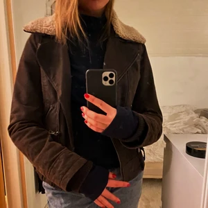 Jacka - Cool jacka som passar perfekt till vintern! Köpte den second hand men den är i väldigt gott skick, den har knappt kommit till användning av mig! Skriv om du har någon fråga eller vill se tydligare bilder🥰 (kan kolla exakta fraktpriset om någon är intresserad av att köpa) pris kan diskuteras 