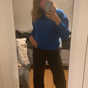 Jättefin blå sweatshirt - Sweatshirt i strl M, superskön och i nyskick! GRATIS FRAKT!!