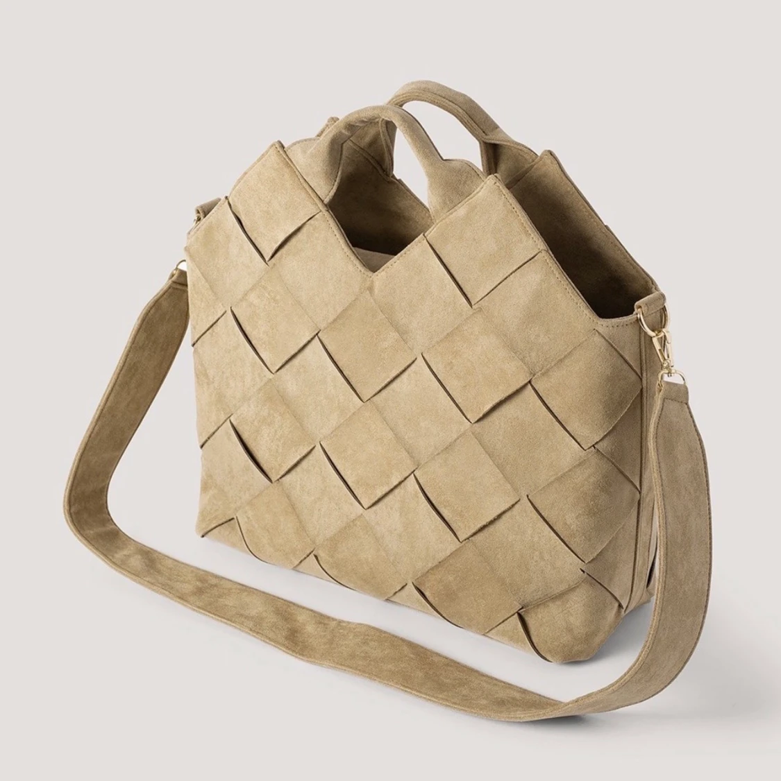 NA-KD flätad väska