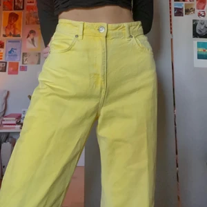 Gula zara jeans - Coola gula byxor från Zara med hög midja och vida ben. Säljer pga att de inte passar som jag vill ha de längre:( Finns ej kvar på Zaras hemsida. Köparen betalar för frakt.