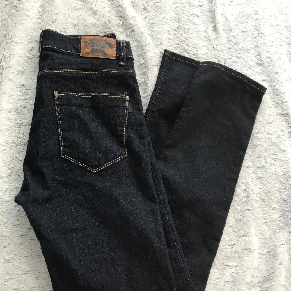 Ett par ascoola jeans från crocker i storlek 27/34. De är i modellen ”slim” men är ej tajta hela vägen ner utan mer som straight slim. De är aldrig använda, endast provade. Pris EJ inkl frakt💞. Jeans & Byxor.