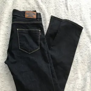 Ett par ascoola jeans från crocker i storlek 27/34. De är i modellen ”slim” men är ej tajta hela vägen ner utan mer som straight slim. De är aldrig använda, endast provade. Pris EJ inkl frakt💞