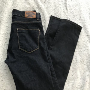 Crocker jeans  - Ett par ascoola jeans från crocker i storlek 27/34. De är i modellen ”slim” men är ej tajta hela vägen ner utan mer som straight slim. De är aldrig använda, endast provade. Pris EJ inkl frakt💞
