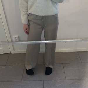 Sammetsbyxor  - Underbara byxor men inte riktigt min stil tyvärr. Jätte skönt Material och höga i midjan❤️ 