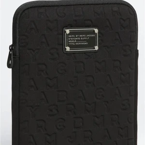 Marc Jacobs datorfodral - Svart Marc Jacobs fodral, knappt använt! Skriv för egna bilder💕