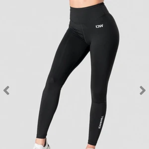 Icaniwill  - Scrunch Tights Black Wmn , Stolek L nypris 699 använda några fåtal gånger , väldigt fint skick. Lappen i byxorna är bortklippt då den var jättelång och kliade. Stor i storleken 