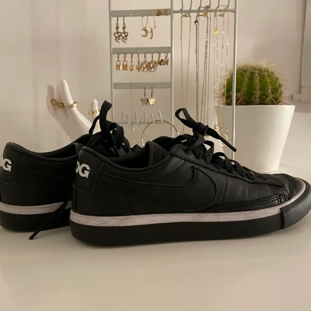Nike SB Blazer Low Comme des Garcons Black- skorna släpptes 2016 och såldes då för ca 3k. Fint skick bara lite creasade och smutsiga men inget som märks. . Skor.
