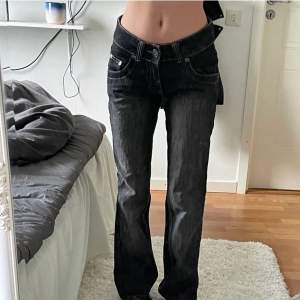 Skitnsygga lowrise jeans i storlek 36. Byxorna är svarta men skiftar lite i grått vilket är så snyggt. (Bilderna är lånade från förra säljaren men de är i samma skick då de endast e använda några få gånger). Budgivning ifall flera är intresserade!☺️