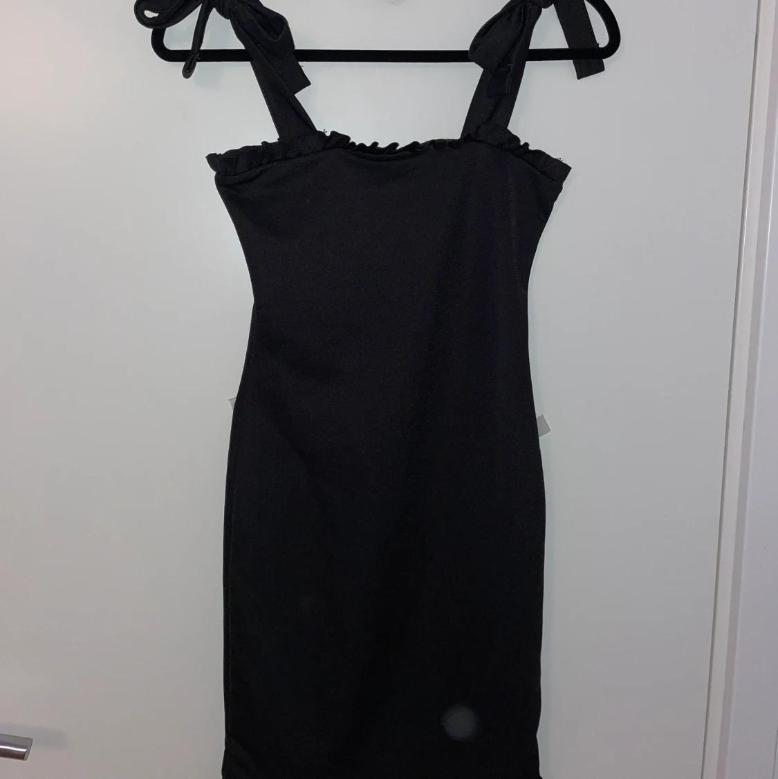 Svart klänning från Prettylittlething. - 90