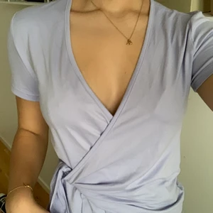 LILA TRÖJA - Supersöt lila tröja med knytning från SHEIN, aldrig använd. 