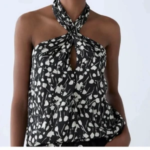  topp - Super fin topp från zara. Använd några gånger men fortfarande i fint skick! (Lägger ut igen pågrund av oseriös köpare)