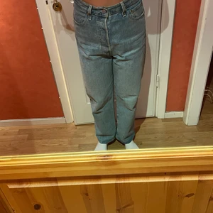 Levis jeans ribcage straight Ankle Tango - Levis jeans ribcage straight Ankle Tango , supper fina jeans från Levis i mycket fin färg, passar till allt. Original pris 1199kr jag säljer de för 349kr+frakt 66kr🦋