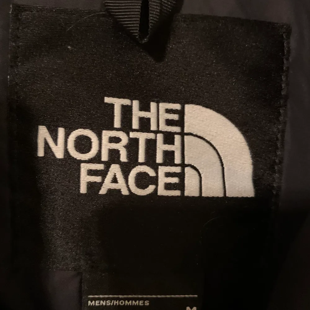 Bra skick köpt 2019 på northface i hötorget. Använd sparsamt under en vinter.. Jackor.
