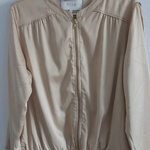 Blusjacka strl L, VILA - Fin blusjacka. Nyskick. Strl L. 80 kr.