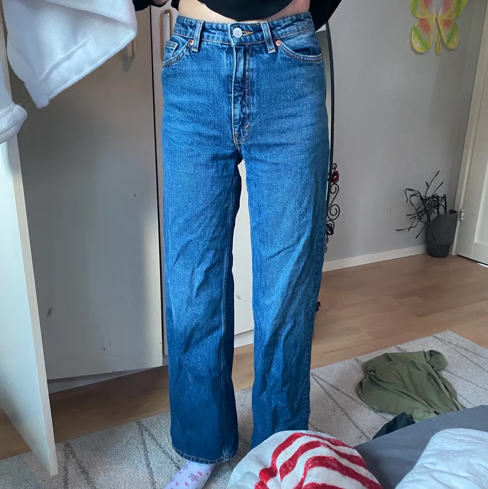 yoko jeans från monki, sitter löst runt benen. Jag är 172 cm. midrise. jag kan skicka fler bilder vid begär! :). Jeans & Byxor.