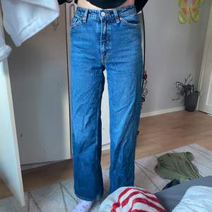 yoko jeans från monki, sitter löst runt benen. Jag är 172 cm. midrise. jag kan skicka fler bilder vid begär! :)