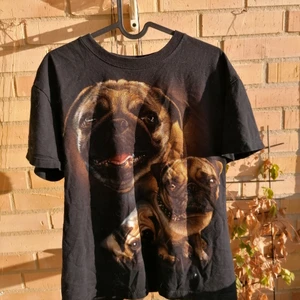 Svart tröjaed tryck strl M - Svart tröja med tryck av 3 mopsar på båda sidorna. Baksidan är trycket grått. Strl M skulle även kunna vara en L. Från HOT Rock. Hundarna är mycket detaljerade