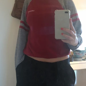 Levis tröja - En fin röd/grå tröja från Levis som inte säljs längre. Den är i storlek S och köptes för 200kr men nu säljs för 100kr❤️ kontakta om ni vill ha mer information. 