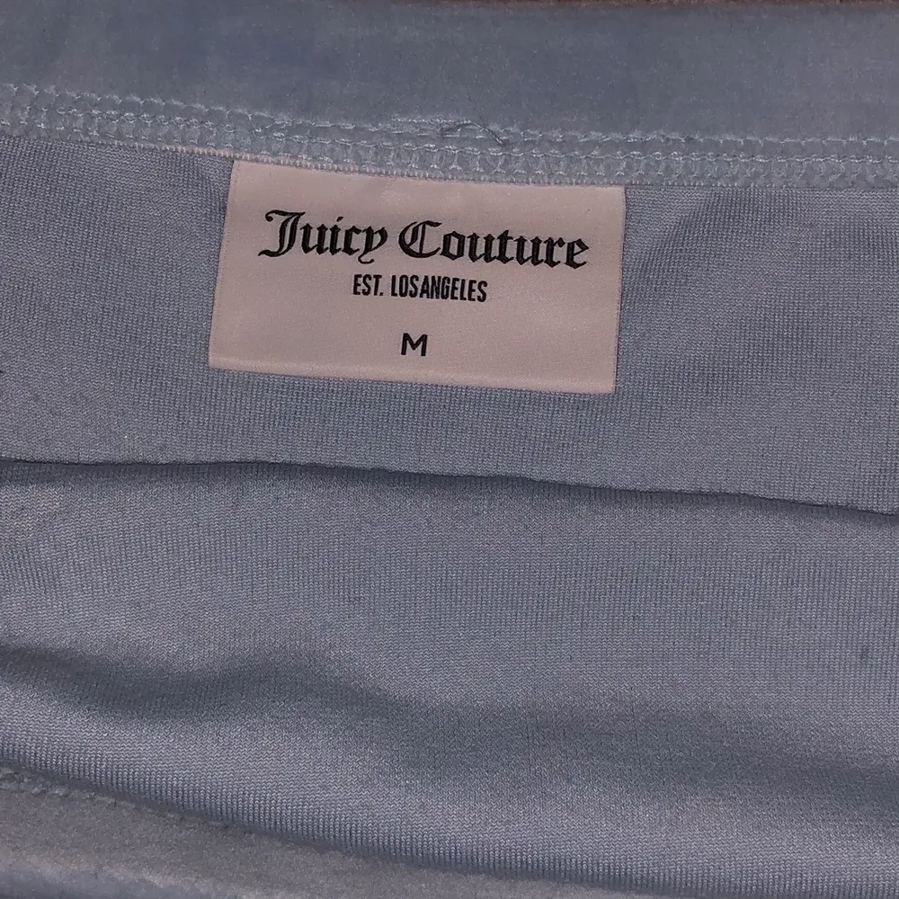 Jag säljer min jätte fina och trendiga Juicy couture top med underbar baby blå färg! Toppen har inte kommit till användning alls då jag inte tyckte det passade min stil eller att den satt på det sättet jag ville! Toppen var köpt online för 529kr jag säljer min för 250+leverans! (Köp direkt för 500kr!) Storlek: toppen är i storlek M men sitter bra på mig som oftast är en xs/s! Buda i kommentarsfältet❤️ . Toppar.