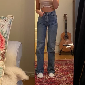 Jeans - Säljer ett av mina favoritpar av jeans ifrån bikbok då de inte kommer till användning så ofta längre! De är klippta nertill och passar ngn som är 163 och neråt skulle jag säga. Strl 24 i midjan. (Du står för frakt)🤍 originalpris 600kr