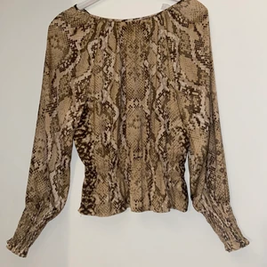 Blus  - Säljer denna blusen, för att den inte kommer till någon användning längre. Anspänd några gånger. Köpt på Hm för 199kr och jag säljer den för 100kr! Storlek 34 