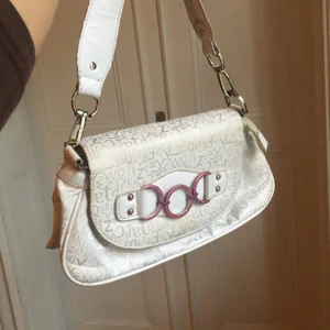 Vintage väska - Världens sötaste väska! Lite sliten på bandet och de rosa ringarna men annars bra begagnat skick 💖 fraktar och möts på Odenplan 