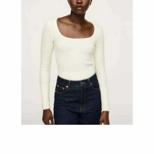 Mango topp! - Fin stickad tröja ifrån Mango!💓 inköpt i september alldrig använd, nypris var 400💕 extremt skön matrial, egna bilder på tröjan finns skriv privat💕