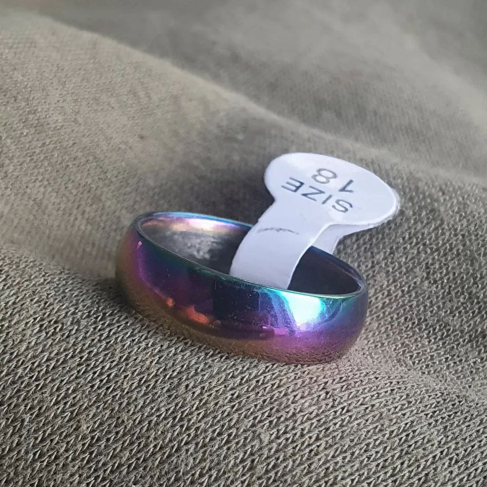 Rainbow Chrome ring av rostfritt stål. Färgar inte av sig. Inre diameter på 15.5mm. Accessoarer.