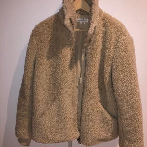 Teddy jacka. - Rejäl och varm teddyjacka som jag aldrig använt. 200kr.