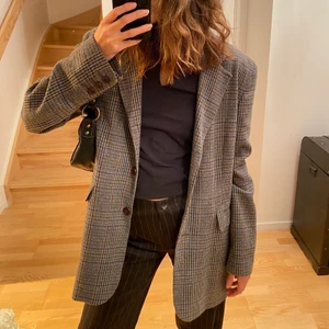 STAY melerad oversized blazer - STAY blazer stl 46, lite längre nertill & grönaktig i tyget, men har även nyanser av beiget & mörkblått 💕 Använt hänsynsfullt & har varit en trofast favorit de senaste 2 åren, säljer då jag har alltför många blazers i garderoben ‼️
