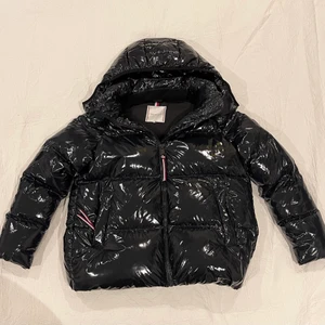 Oanvänd Tommy Hilfiger-dunjacka! - Supersnygg oanvänd mörkblå dunjacka, inköpt för över 3000! Kan dock inte användas pga blev gravid. Stl M, något liten i storlek. Ett fynd! 1200 inkl. frakt.