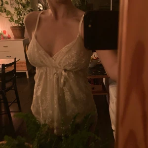 sött vitt linne - Ett väldigt sött linne med fint mönster på. Sitter bra och bekvämt. har ett skönt tyg under det genomskinliga så inget syns igenom💙