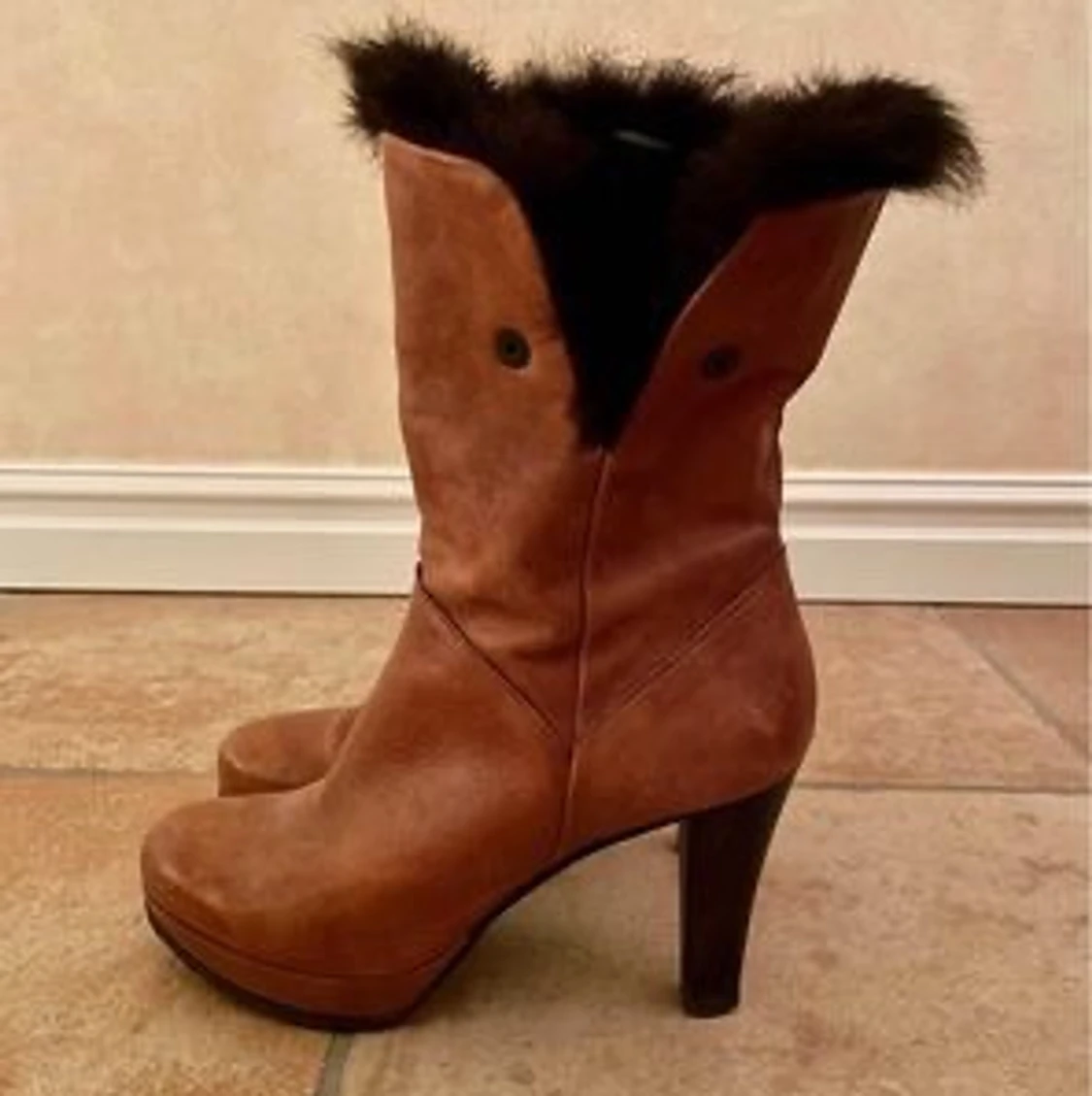 Design stövletter i konjaksfärgat skinn