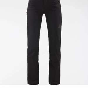 Haglöfs  - Byxan är ny och helt oanvänd men ena sidofickan är söndrig. Förutom det så är det inga fel på byxan. Storlek S skulle nog passa XS med. Pris kan diskuteras!