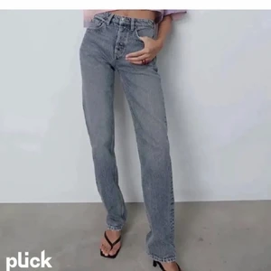 jeans - Intressekoll på dessa mid Rise jeans från zara de är i storlek 36 och i väldigt bra skick. De är lite stora på mig så gör en intressekoll💖💖 bud från 300kr.