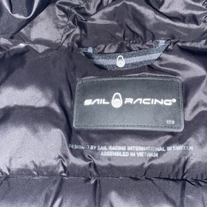Sail racing spray down jacket stl 170  - Säljer nu min sail racing jacka som jag inte andvänt så mycket råkade göra en lite reva på vänster armen som jag har lagat men resten av plagget är nästan helt nytt. ny pris 2000kr