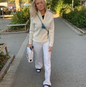 Vit ulltröja - Super fin ulltröja som är använd sparsamt. Säljer då jag har en liknande. Jag brukar ha s-xs och denna sitter lite löst på mig😊