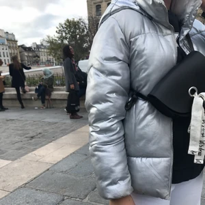 Zara silvrig puffer jacket - Säljer min silvriga pufferjacket ifrån zara. Storlek 164 och sitter som en xs! Perfekt till höst/vinter och passar till mycket🥰