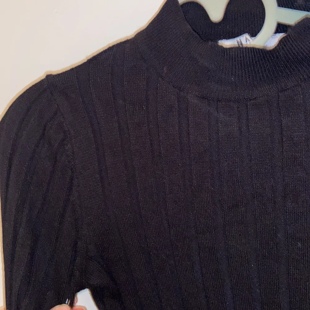 svart ribbad tröja från nakd (pris: 86kr inklusive frakt). Tröjor & Koftor.