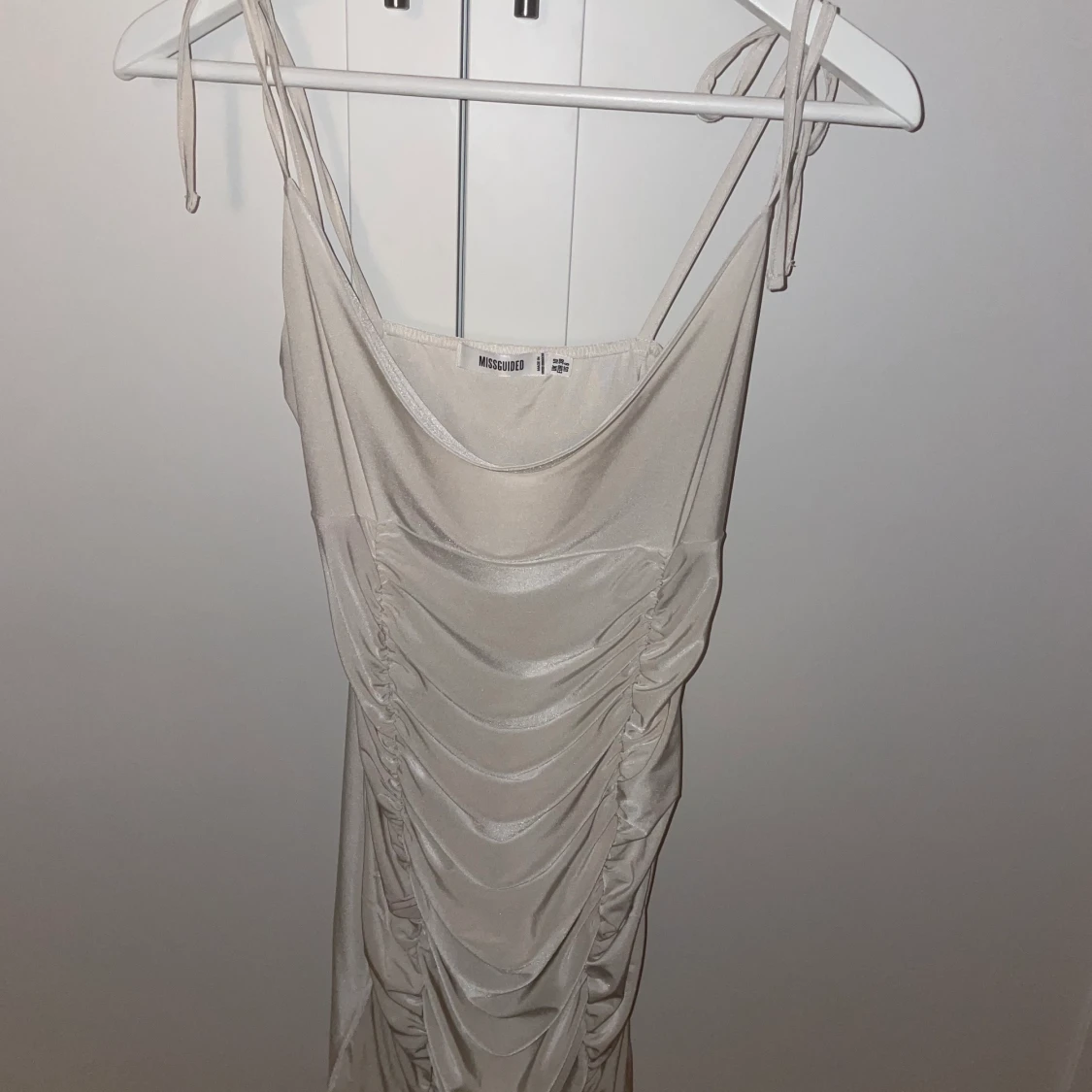 Vit kort draperad klänning 