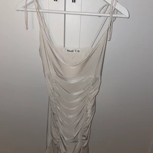 Vit kort draperad klänning  - Vit draperad klänning från Missguided. Använd en gång. Storlek 38/M. 150 kr plus frakt. 