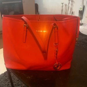 Michael Kors väska  - Michael Kors väska korall röd , använt ett par ggr, bra skikt 