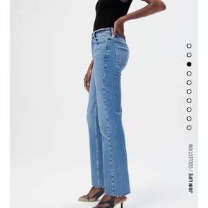 Zara jeans, storlek 38. Passar mig som har S eller 36 annars💘 