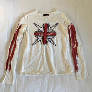 Tröja med tryck - Långärmad t-shirt från Replay med coola detaljer! Står stl L men passar mig som brukar ha XS/S 🤍