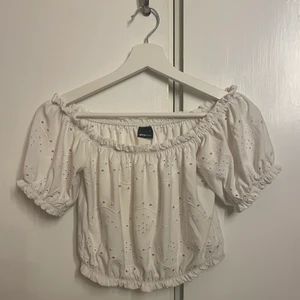 Vit top strl XS - Jättefin vit topp storlek XS. Den kommer tyvärr inte till användning längre för det har blivit för liten för mig. ☺️