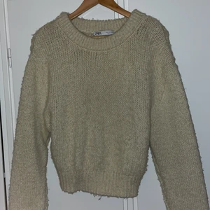 Vit stickad tröja - Vit stickad tröja från Zara. Säljer då jag inte använder den längre, storlek S