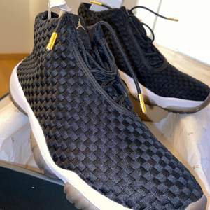 Säljer helt nya Jordan Future - Black Metallic Gold skor. Enbart provade, men tyvärr lite för små för min man. Fler bilder kan skickas om så önskas. Buda!!