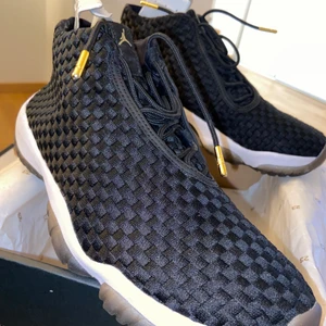 Jordan  - Säljer helt nya Jordan Future - Black Metallic Gold skor. Enbart provade, men tyvärr lite för små för min man. Fler bilder kan skickas om så önskas. Buda!!